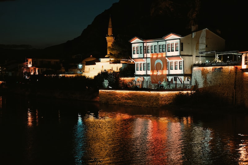 Amasya: Yeşilırmak Nehri Kıyısı Amasya: Yeşilırmak Nehri Kıyısı
